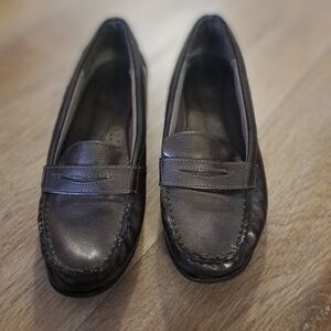 Life Stride Classic Flat Penny Loafers Dark Olive Green Black Women Shoes Size 7